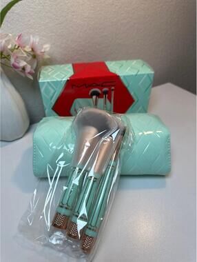 MAC Cosmetics Full-Size Pro Brush Trio